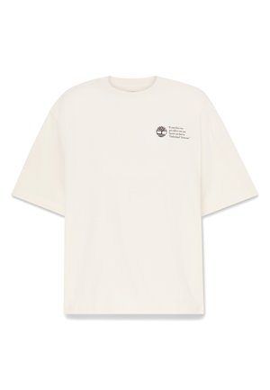 Camiseta blanca de manga corta con logo de Timberland y frase en la parte superior izquierda del pecho, cuello redondo, ajuste holgado.