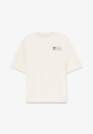 T-shirt blanc à manches courtes avec logo Timberland et citation sur le côté gauche de la poitrine, encolure ronde, coupe décontractée.