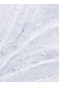 Surface blanche et texturée avec un motif de gouttes d'eau. Le matériau semble lisse avec de légères ondulations et reflète la lumière.