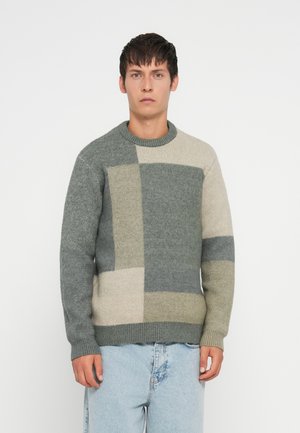 Grauer und beiger Strickpullover mit Blockdesign, ausgestattet mit einem Rundhalsausschnitt und gerippten Bündchen. Weiche Textur; lockere Passform.