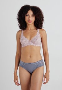 Lace bh in zachtroze met verstelbare bandjes en bloemenpatroon; grijze panties met kantafwerking. Beide hebben een gladde, zachte textuur.