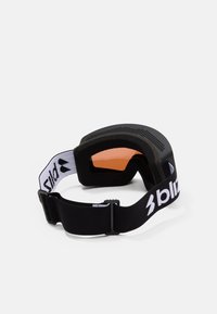 Schwarze Skibrille mit orangefarbener Linse, weichem Innenfutter und einem verstellbaren weißen Riemen mit einem Logo. Belüftetes Design oben.