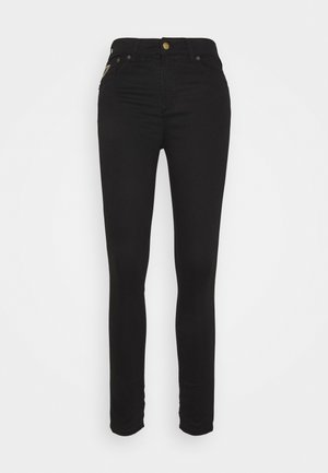 Sorte skinny jeans laget av denim, med knappelukking, fem lommer og en jevn tekstur uten synlige mønstre eller accenter.