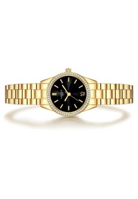 Reloj de pulsera de oro con un dial redondo negro, marcadores de hora en oro y un bisel de cristal brillante. Presenta una pulsera de metal dorado con un diseño de eslabones.