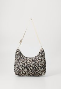 Sac à épaule en imprimé léopard avec une texture lisse, présentant une forme arrondie, des accents dorés et une seule bandoulière réglable.
