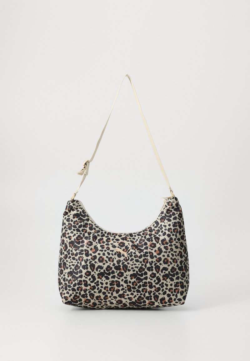 Sac à épaule en imprimé léopard avec une texture lisse, présentant une forme arrondie, des accents dorés et une seule bandoulière réglable.