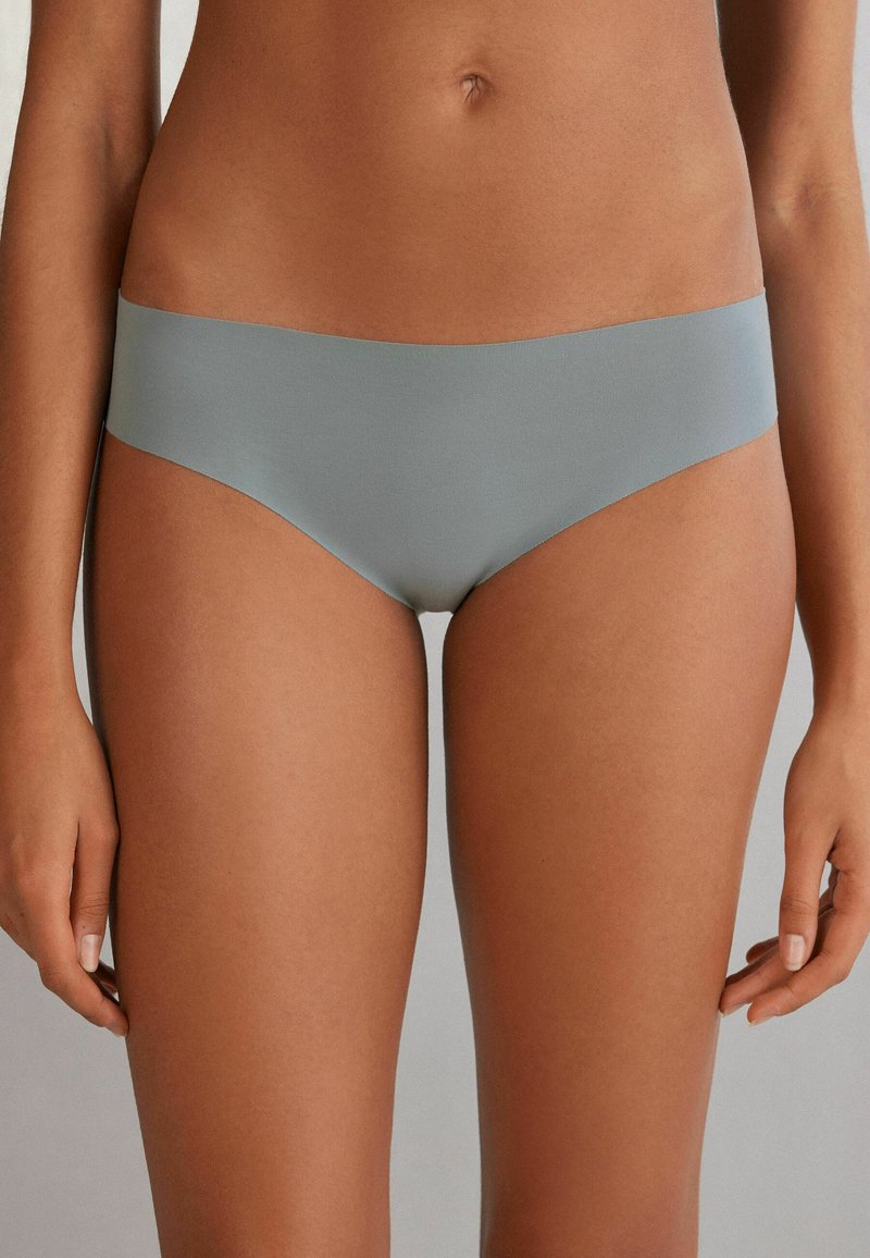 Lichtblauwe naadloze hipsterondergoed met een gladde textuur en een lage taille, voorzien van minimale stiksels en een elastische tailleband.