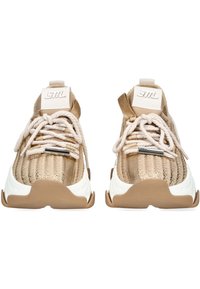 Sandfarbene und cremefarbene Sneakers aus gewebtem Textil, mit dicken Sohlen, Seilschnürsenkeln und einem Logo auf der Zunge. Hervorgehobene Designdetails sind enthalten.