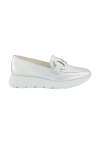 Scarpa slip-on sintetica argento con finitura testurizzata, punta arrotondata, fascia elastica e suola imbottita bianca. Presenta un dettaglio decorativo a forma di fibbia.