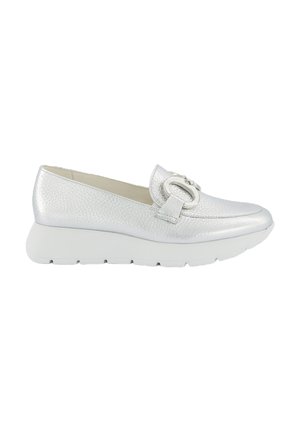 Scarpa slip-on sintetica argento con finitura testurizzata, punta arrotondata, fascia elastica e suola imbottita bianca. Presenta un dettaglio decorativo a forma di fibbia.
