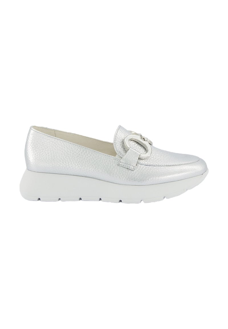 Scarpa slip-on sintetica argento con finitura testurizzata, punta arrotondata, fascia elastica e suola imbottita bianca. Presenta un dettaglio decorativo a forma di fibbia.