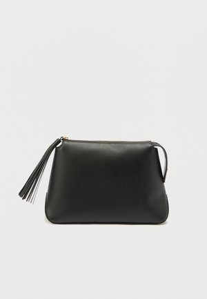 Čierna obdĺžniková kožená kabelka so zipsom a detailom strapca na jednoliatom pozadí.