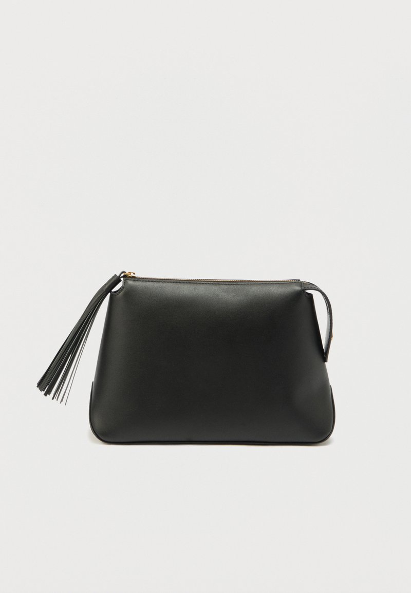 Μαύρο ορθογώνιο δερμάτινο τσαντάκι χειρός με φερμουάρ και διακοσμητικό φούντα σε απλό φόντο.