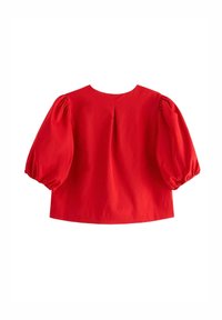 Rød bluse med puffærmer og rund halsudskæring. Har en plissering bagpå og samlede ærmer, lavet af et glat og robust stof.