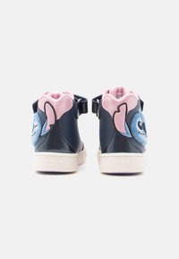 Zilgi un rozā augstie apavi ar spīdīgu sintētisku Virsmu, izšūti akcenti un varoņa dizains ar izšūtām detaļām aizmugurē.