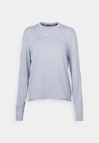 Světlomodré sportovní tričko s dlouhým rukávem vyrobené z měkké, prodyšné látky; má přiléhavé manžety a šev přes přední část.