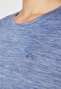 ONLY Play ONPAUB-CORE LIFE ON SS LOOSE BAT TEE - T-Shirt sport - vintage indigo