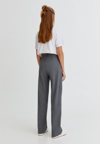 PULL&BEAR Tygbyxor - grey