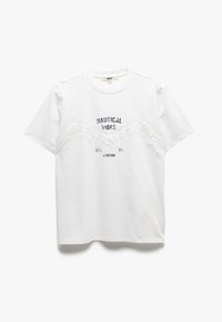 Hvid bomulds T-shirt med blå trykt tekst "NAUTICAL VIBES" og "23 U. ST. LONDON," dekoreret med strukturerede hvide blonde detaljer.