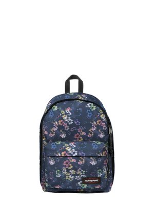 Sac à dos Eastpak bleu marine avec motif floral multicolore, poche avant zippée et boucle de poignée noire sur le dessus.