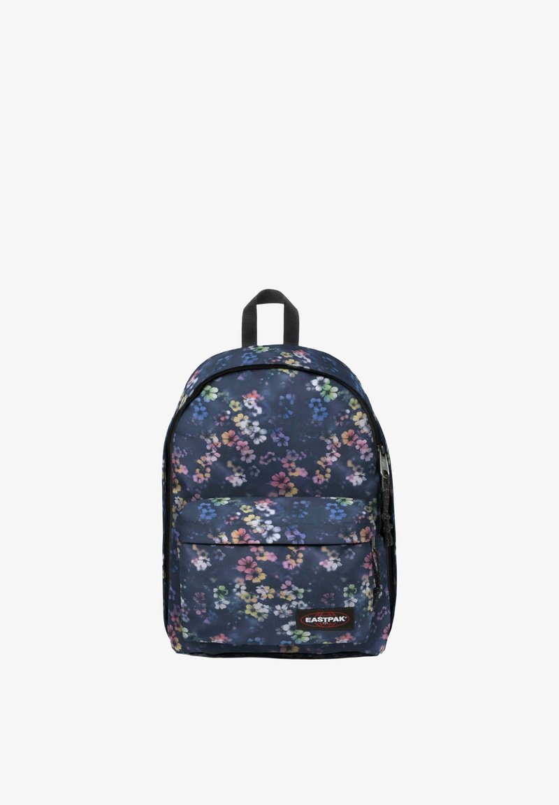 Donkerblauwe Eastpak-rugzak met meerkleurig bloemenpatroon, een voorvak met ritssluiting en een zwart handvatlus aan de bovenkant.