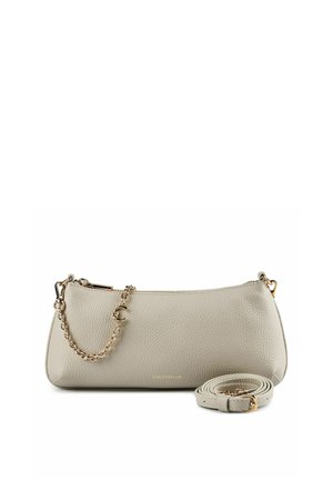 Kleine beige Lederhandtasche mit goldener Kettendetail und abnehmbarem Schulterriemen, vor weißem Hintergrund platziert.
