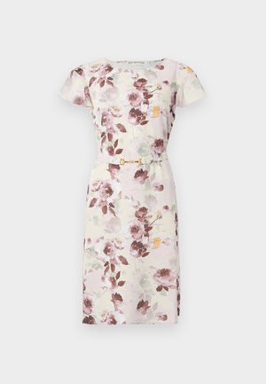 Robe fleurie longueur genou avec manches courtes, taille cintrée et petite ceinture à boucle dorée sur fond clair.