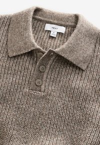 Pull en polo tricoté marron avec un motif texturé, trois boutons marron et un col. Étiquette indique "NEXT", taille M.