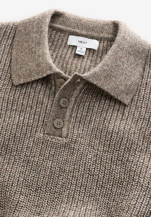 Jersey de polo marrón de punto con un patrón texturizado, tres botones marrones y cuello tipo polo. La etiqueta dice "NEXT", talla M.