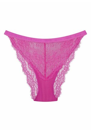 Różowy koronkowy thong z misternym kwiatowym wzorem, przezroczystymi bokami i solidnym tyłem. Posiada elastyczny pas z wytłoczonym logo.