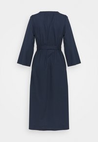 Robe midi bleu marine à manches longues avec ceinture cintrée à la taille, vue de dos sur fond blanc uni.