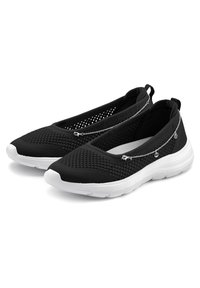 Schwarze Mesh-Slipper mit strukturierten Oberflächen, weißer Gummisohle und dekorativen silbernen Kettendetails an der Oberseite.