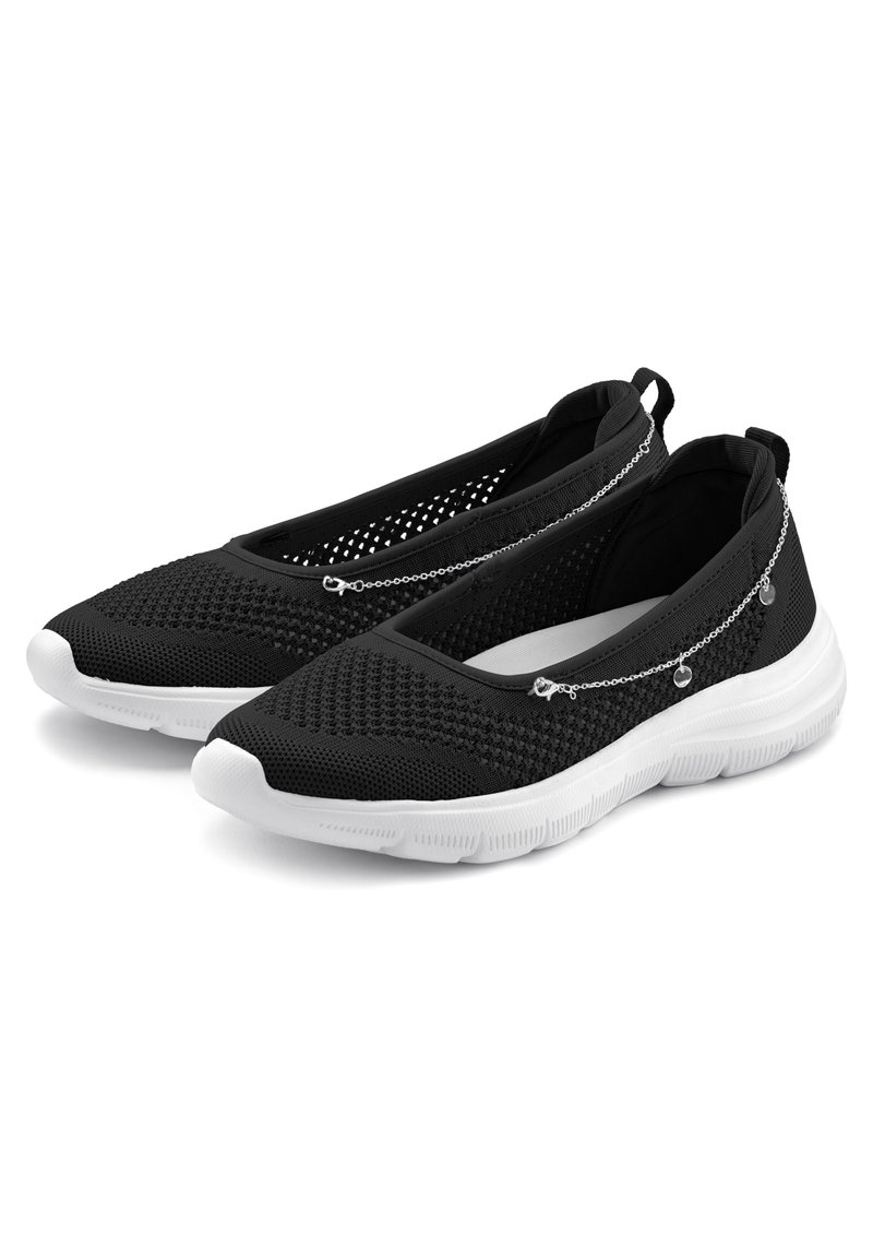 Schwarze Mesh-Slipper mit strukturierten Oberflächen, weißer Gummisohle und dekorativen silbernen Kettendetails an der Oberseite.