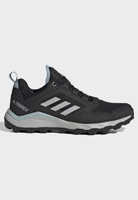 Chaussure de trail running Adidas Terrex noire et grise avec une semelle robuste, une tige en mesh et un languette au talon pour une utilisation en extérieur.