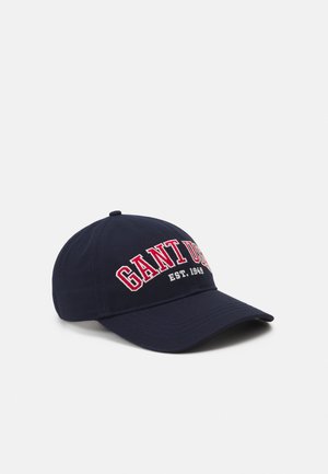 Marineblaue Baseballkappe mit gebogenem Schirm, vorne mit rot-weißem Stickmuster "GANT USA EST. 1949".