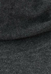 Tela de punto gris oscuro con una textura suave, que presenta una superficie lisa y detalles acanalados a lo largo de los bordes. Sin patrones ni elementos visibles.