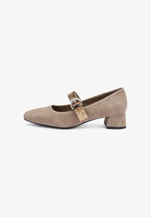 Zapato Mary Jane de ante beige con un pequeño tacón cuadrado y una correa decorativa con hebilla. Diseñado para ofrecer comodidad y estilo.