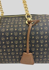 Borsa a mano in pelle nera con stampa del logo dorato, tracolla a catena e etichetta marrone con la scritta "POLLINI" impressa. Superficie strutturata con un design elegante.
