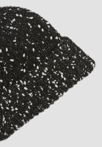 Schwarze gestrickte Mütze mit strukturiertem Oberflächengefühl und silbernen Sprenkeln, runder Form und Rippensaum für einen engen Sitz.