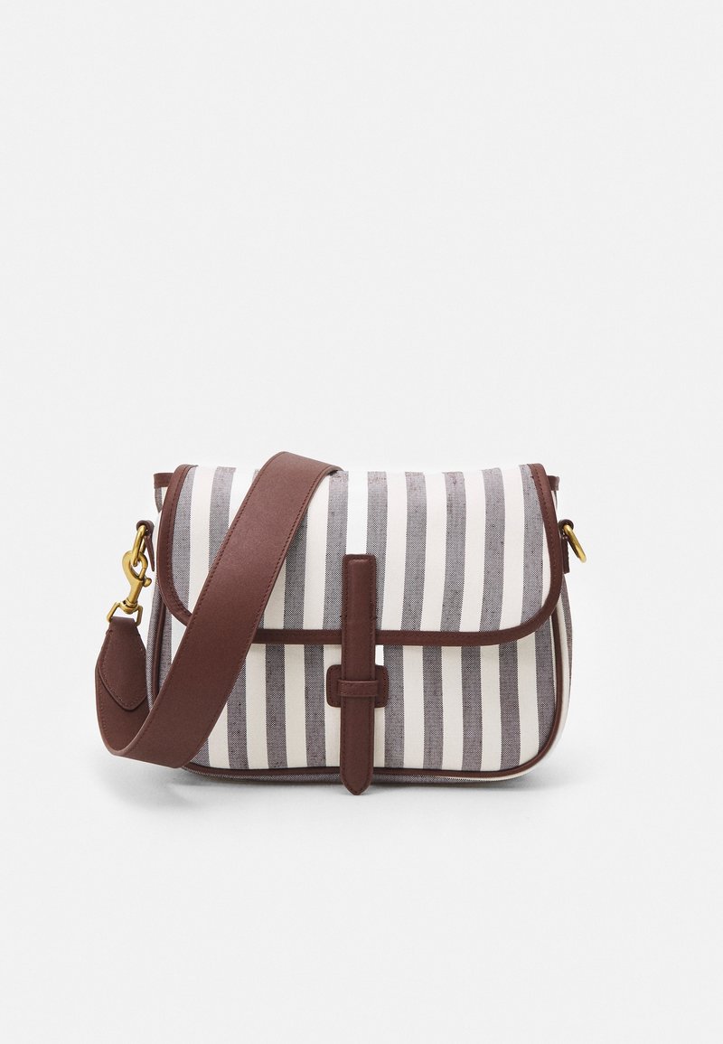 Bolso de hombro de lona a rayas en blanco y gris, con detalles en cuero marrón y un cierre en tono dorado. El bolso tiene forma rectangular.