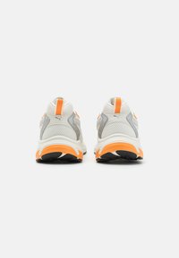 Puma MORPHIC - Cestná bežecká obuv - warm white/bright melon