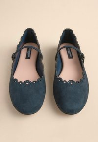 Blaue Wildlederballerinas mit gewellten Kanten und Ausschnittdetails. Verfügt über einen Riemen über dem Fuß und eine hellrosa Innensohle. Rund genähtes Design.