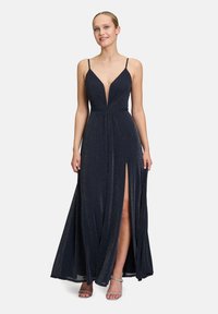 Abito lungo di colore blu navy con scollatura a V profonda, sottili spalline a spaghetti e alta apertura laterale. Tessuto con finitura lucida e texture.