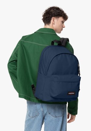 Navy-blaue Eastpak-Rucksack mit einem großen Hauptfach und einer Fronttasche, ausgestattet mit schwarzen Trägern und einem Logo-Patch. Glatte Stoffoberfläche.