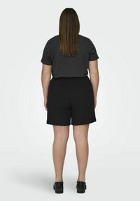 Shorts en coton noir avec une coupe décontractée et une taille élastique, associés à un haut à manches courtes gris foncé. Texture lisse et design simple.