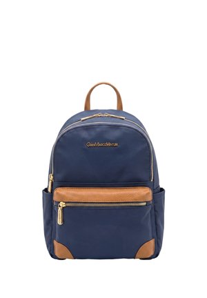 Zaino blu navy con dettagli in pelle marrone, cerniere dorate, tasca anteriore, tasche laterali e maniglia superiore. Nome del marchio centrato in lettere dorate.