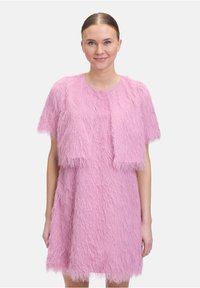 Rosenquelles, flauschiges Kleid aus strukturiertem Material, mit rundem Ausschnitt, kurzen Ärmeln und einer A-Linien Silhouette.