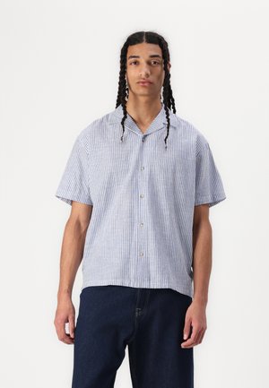 Camicetta a maniche corte con bottoni in blu e bianco a righe verticali, realizzata in tessuto leggero, con colletto a punta e vestibilità rilassata.