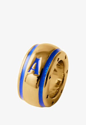 Anillo de color dorado con una franja de acento azul y una letra "A" en relieve. El diseño es suave, con forma redondeada y textura pulida.