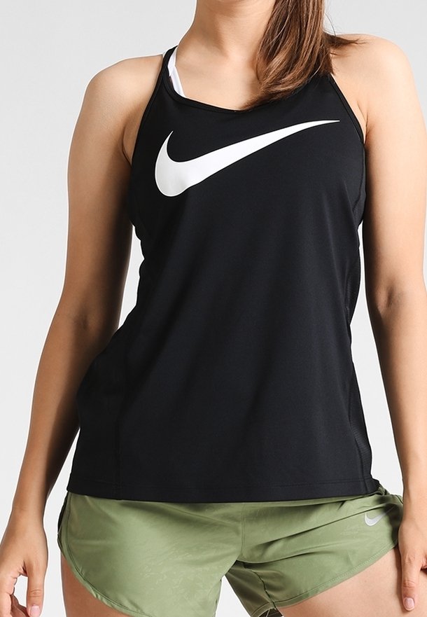 Sort atletisk tanktop med hvidt Nike-logo, med racerback-design. Kombineret med lysegrønne shorts med et subtilt mønster.
